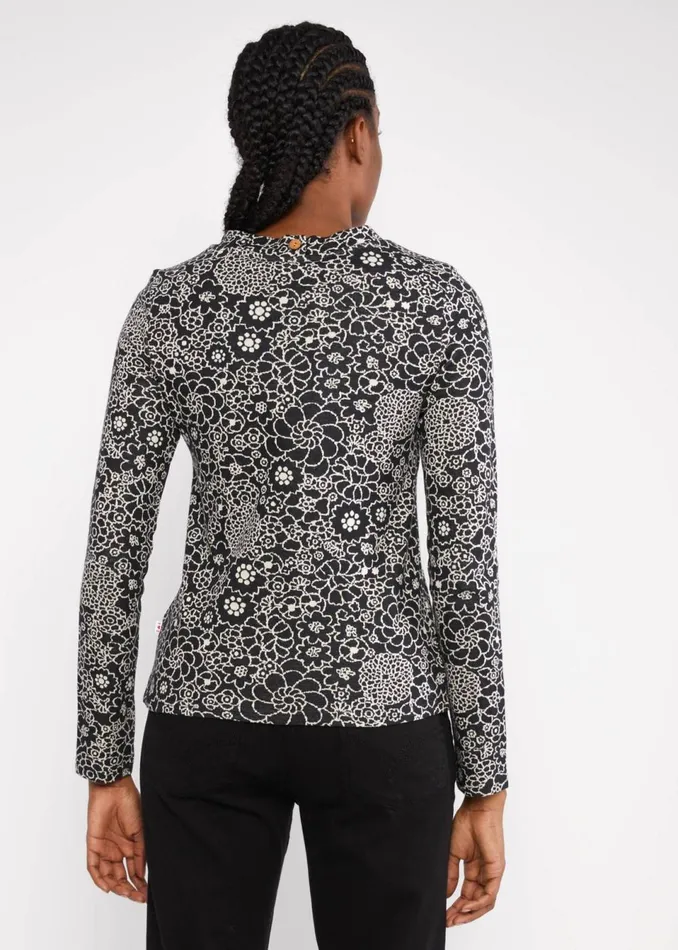 Blutsgeschwister Knitted Top Safe And Warm Turtle Black Women Tops