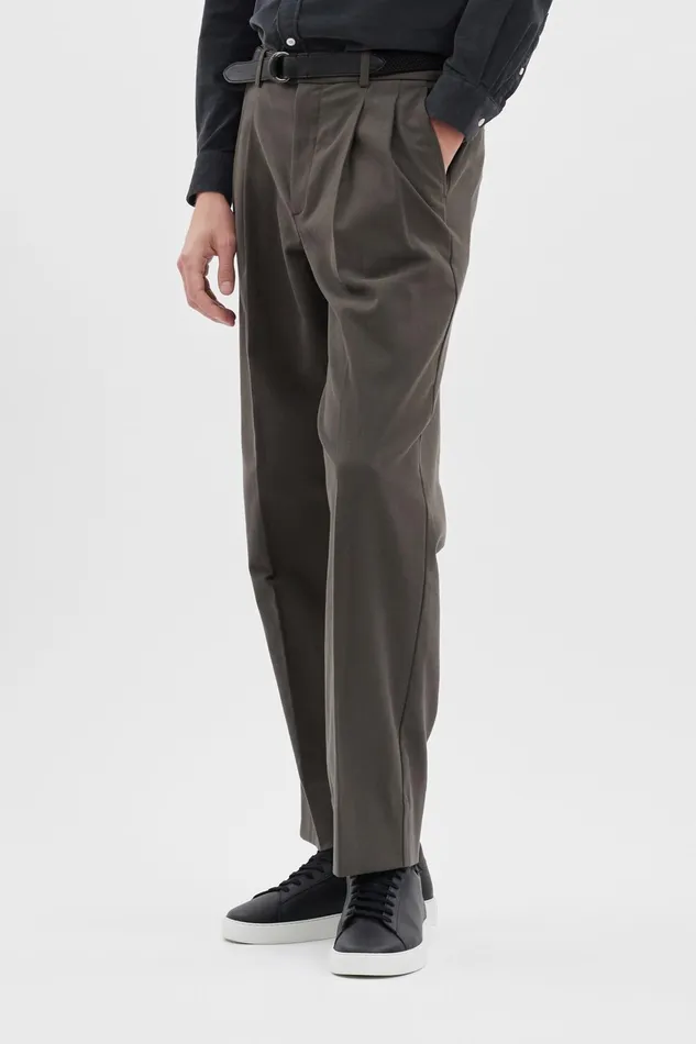 Men Benn Relaxed Pleated Trouser Beech Green Norse Projects Trousers