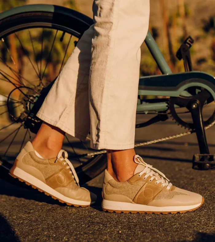 Women Gwenda Lace Up Sneaker Buff Baretraps Flats and Loafers