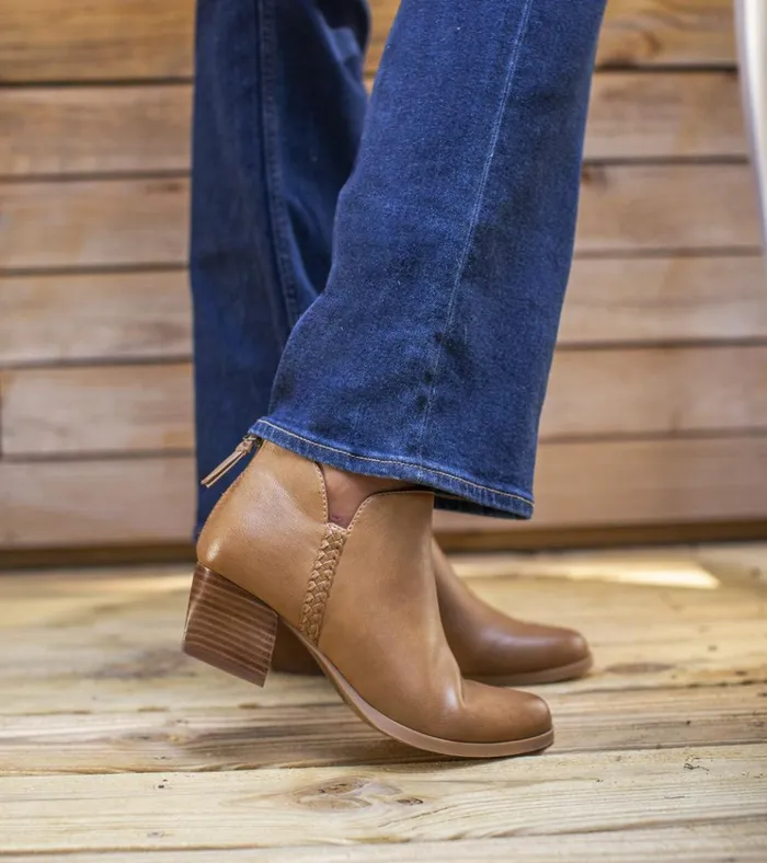 Women Lauryn Block Heel Ankle Bootie Walnut Baretraps Booties