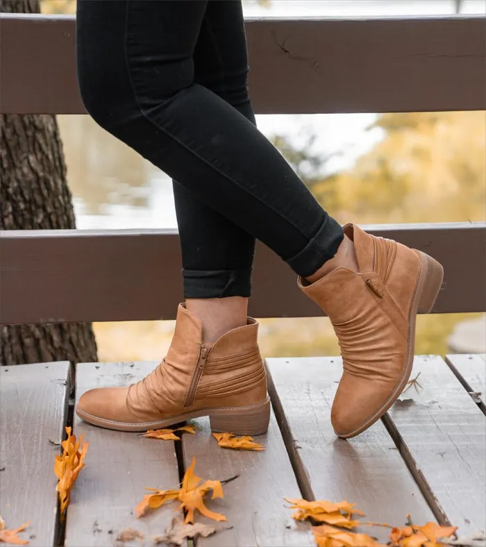 Women Sazzie Bootie Sand Baretraps Booties