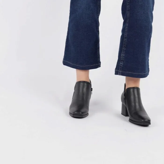 Women Tristen Ankle Bootie Black Baretraps Booties